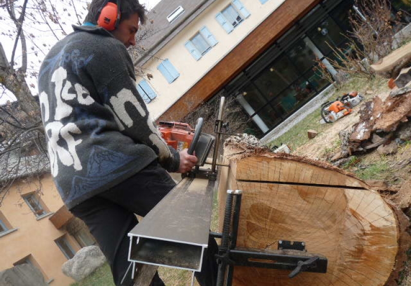 La mini-scierie Basic Big Mill : délignez sur place de vos arbres abattus