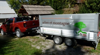 Véhicule et remorque Arbre et Montagne